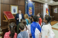 Foto 8 - FOTOS: Alumnos y profesores del CRA El Jal&oacute;n, de Monteagudo, recibidos por Ma&ntilde;ueco