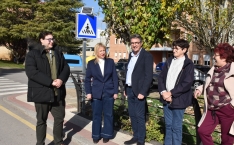 Durante la visita, han comprobado algunas de las señales lumínicas de mejora de la seguridad vial. /Jta.