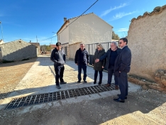 La delegada territorial y el alcalde de Monteagudo de las Vicarías visitan obras de pavimentación en el municipio. /Jta.