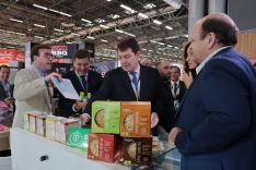 Foto 3 - Mañueco destaca en París el compromiso de la Junta con el sector agroalimentario que generará con su participación en SIAL más de 110M en exportaciones a las empresas de la Comunidad