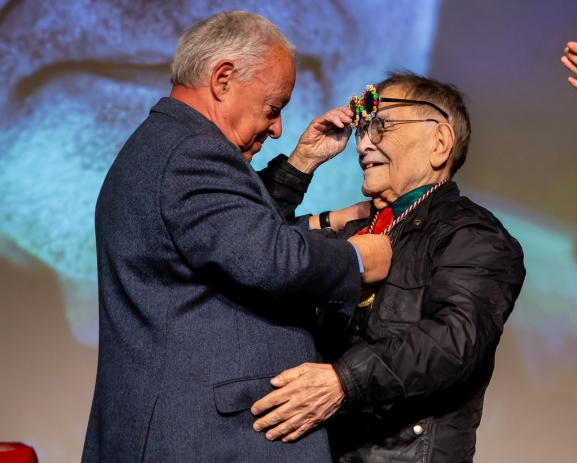 Fernando Arrabal recibe la medalla del Premio Castilla y León de las Letras