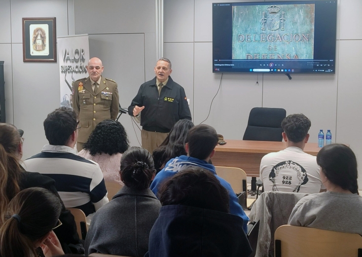 Alumnos del campus de Soria exploran su futuro en Defensa | Imagen 1