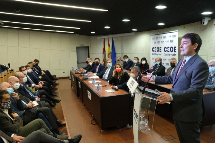 Mañueco confía en que el Gobierno de España baje los impuestos 