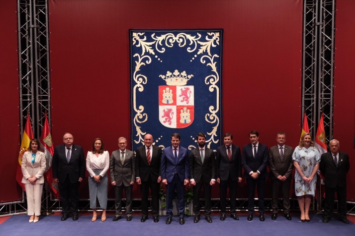 Foto de familia del nuevo gobierno de Castilla y León. 