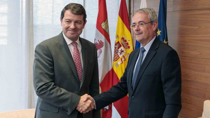 Macñueco y Krmelj durante su reunión celebrada hoy en las Cortes de Castilla y León. /FHERAS