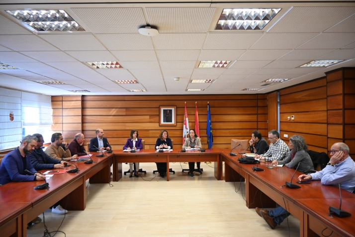 Foto 1 - Reunión con los agentes sociales para analizar las necesidades de Castilla y León en el Corredor Atlántico