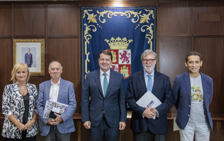 El presidente (ctro.), con miembros del Diálogo Social y la consejera, hoy. /FHeras - Jta.