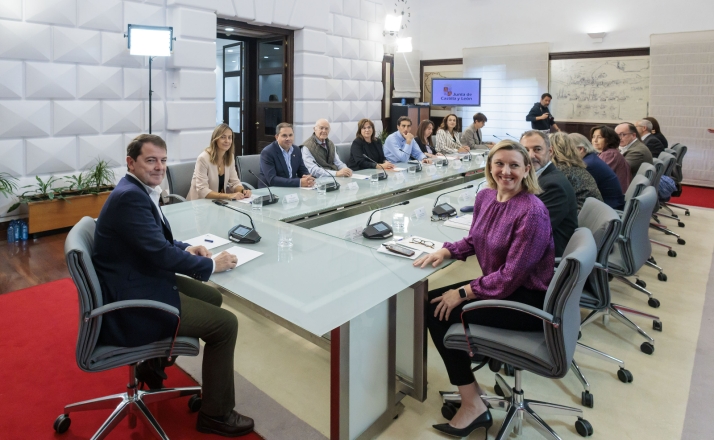 Foto 1 - Mañueco ofrece a las entidades del Tercer Sector trabajar por un gran Pacto Social para llegar a más familias en Castilla y León