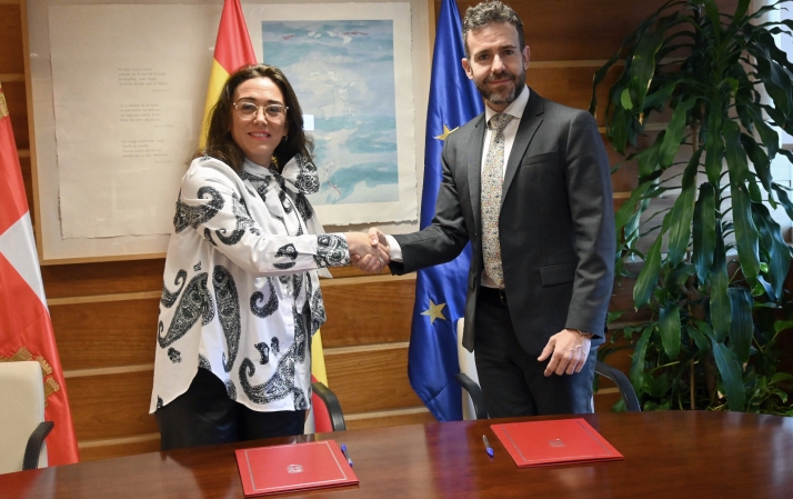 María González y David García tras la rúbrica del acuerdo. /Jta.