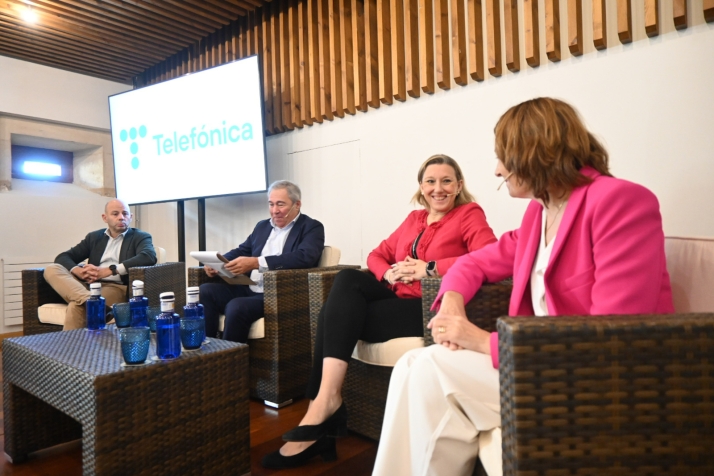 Foto 1 - La vicepresidenta de la Junta participa en el foro ‘Smart Village, la solución para la soledad en el medio rural’