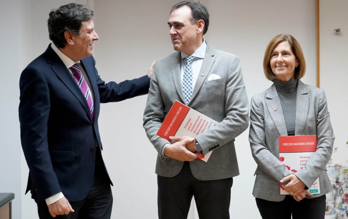 Una imagen de la reunión entre el consejero (izda.) y el presidente de Vitartis. /Jta.