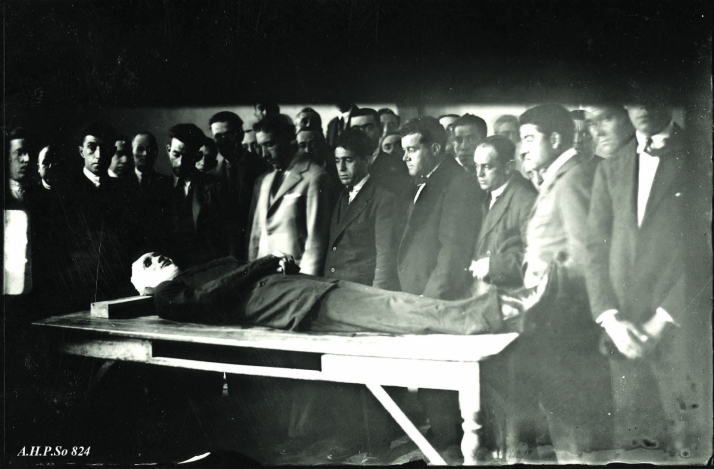 El Hostal Comercio acogió el cuerpo sin vida de Juan Anlló, todavía con el vendaje producido por el fuerte golpe en la cabeza, antes de ser trasladado a Madrid para ser enterrado en la Almudena. Fotografía: TIBURCIO CRESPO PALOMAR AHPSo 824