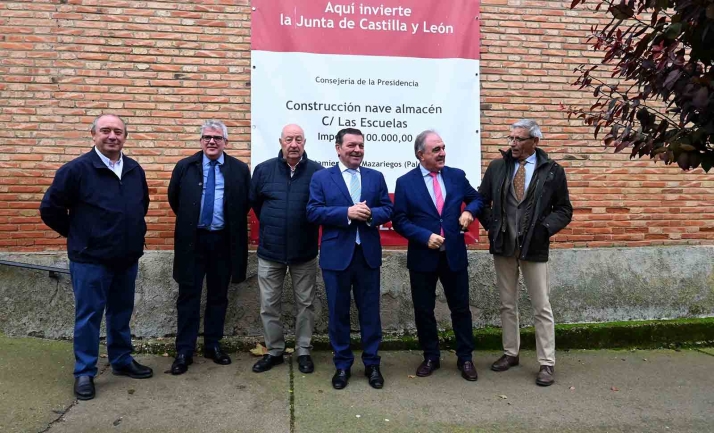 El consejero de Presidencia, en el centro, durante la visita hoy a Mazariegos (Palencia). /Jta.