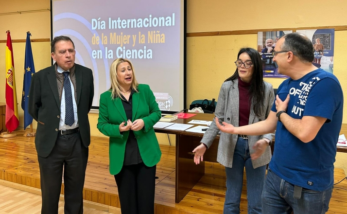 La delegada territorial (ctro. izda.) presentando la charla dirigida a alumnos del CEIP Las Pedrizas. /Jta.
