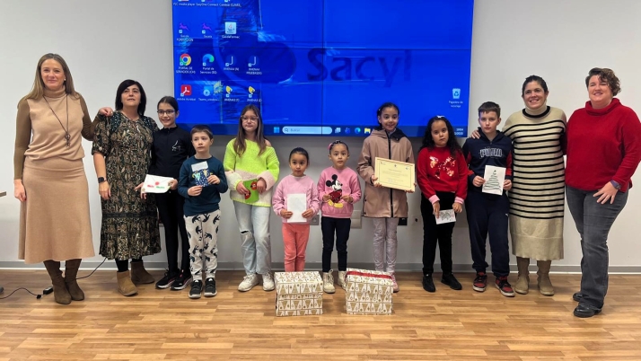 Escolares del Fuente del Rey felicitan la Navidad a los pacientes del hospital | Imagen 1