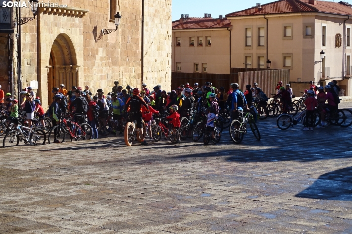 GALER&Iacute;A | Ciclismo, soledado y en familia, este domingo en la capital