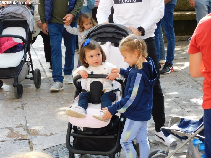 Fotos: Los m&aacute;s peque&ntilde;os celebran las fiestas del Casco Viejo con un pasacalles y cabezudos