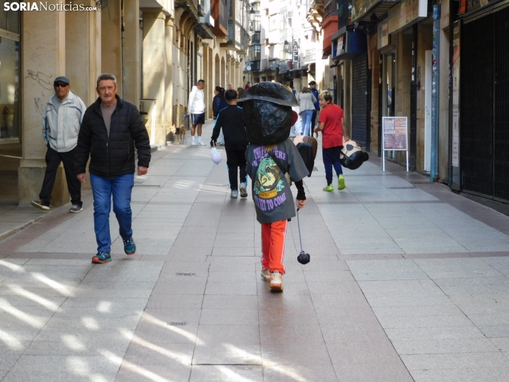 Fotos: Los m&aacute;s peque&ntilde;os celebran las fiestas del Casco Viejo con un pasacalles y cabezudos