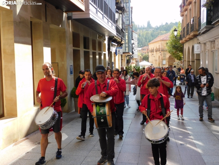 Fotos: Los m&aacute;s peque&ntilde;os celebran las fiestas del Casco Viejo con un pasacalles y cabezudos