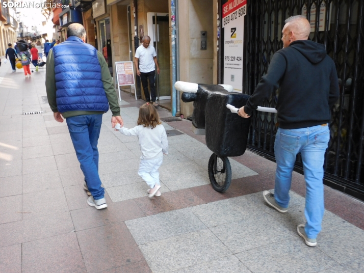 Fotos: Los m&aacute;s peque&ntilde;os celebran las fiestas del Casco Viejo con un pasacalles y cabezudos