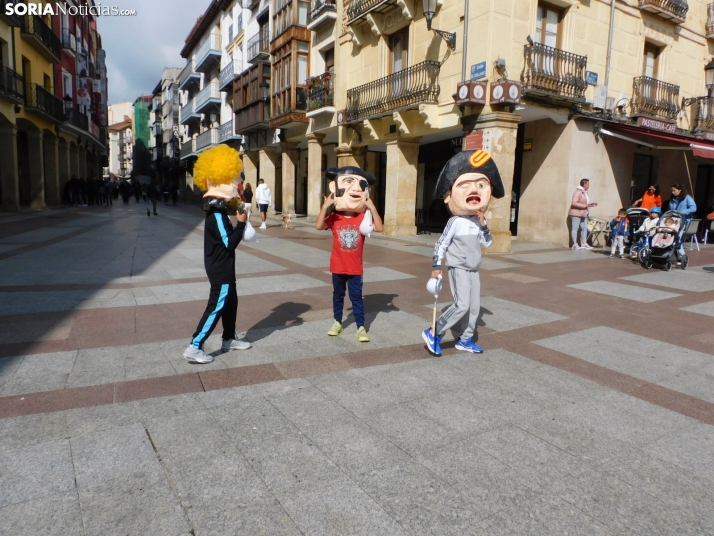 Fotos: Los m&aacute;s peque&ntilde;os celebran las fiestas del Casco Viejo con un pasacalles y cabezudos