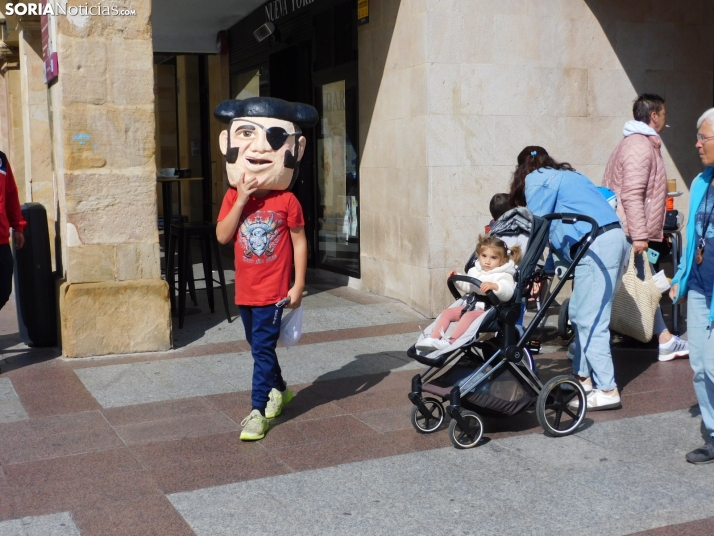 Fotos: Los m&aacute;s peque&ntilde;os celebran las fiestas del Casco Viejo con un pasacalles y cabezudos