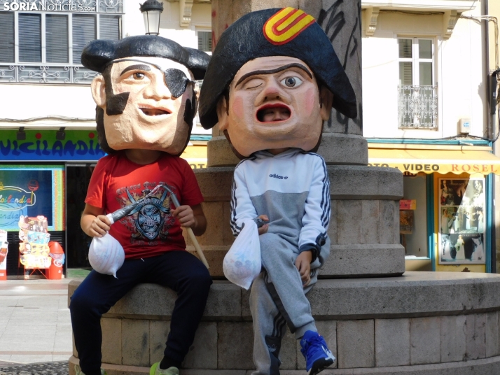 Fotos: Los m&aacute;s peque&ntilde;os celebran las fiestas del Casco Viejo con un pasacalles y cabezudos