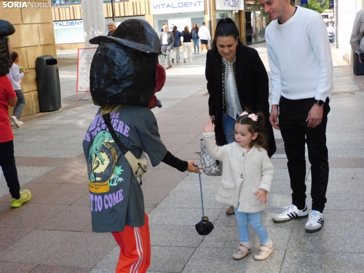 Fotos: Los m&aacute;s peque&ntilde;os celebran las fiestas del Casco Viejo con un pasacalles y cabezudos