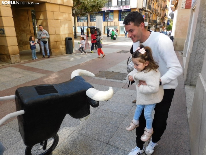 Fotos: Los m&aacute;s peque&ntilde;os celebran las fiestas del Casco Viejo con un pasacalles y cabezudos