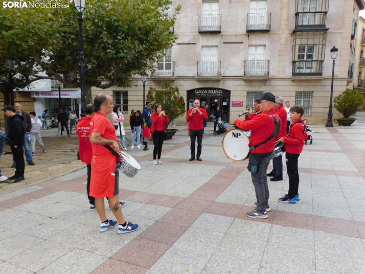 Fotos: Los m&aacute;s peque&ntilde;os celebran las fiestas del Casco Viejo con un pasacalles y cabezudos