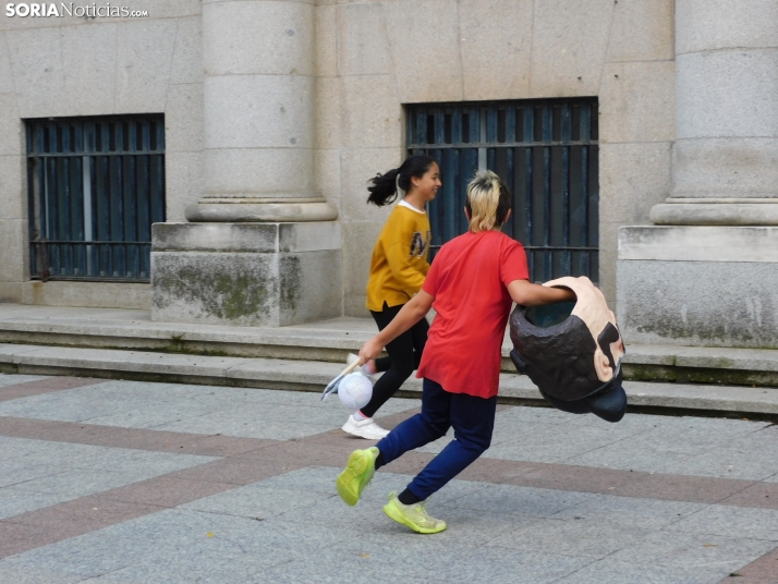 Fotos: Los m&aacute;s peque&ntilde;os celebran las fiestas del Casco Viejo con un pasacalles y cabezudos