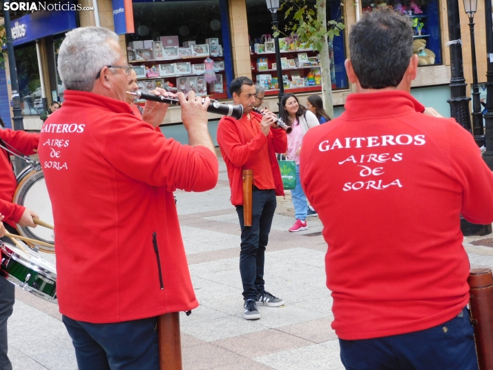 Fotos: Los m&aacute;s peque&ntilde;os celebran las fiestas del Casco Viejo con un pasacalles y cabezudos