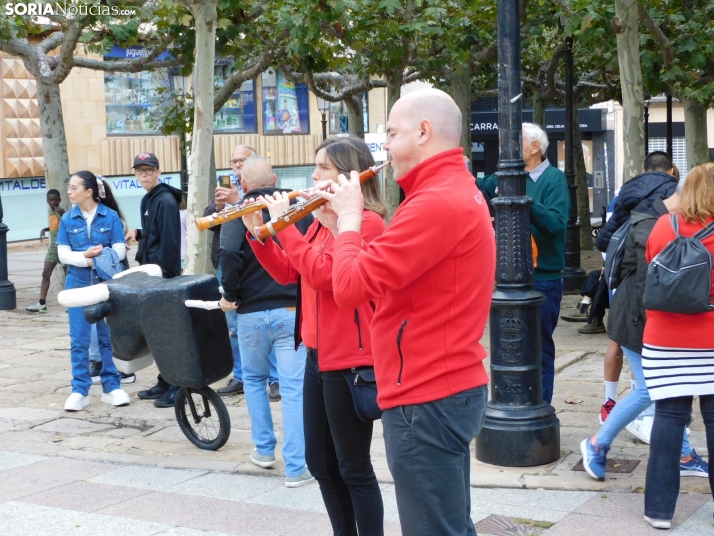 Fotos: Los m&aacute;s peque&ntilde;os celebran las fiestas del Casco Viejo con un pasacalles y cabezudos