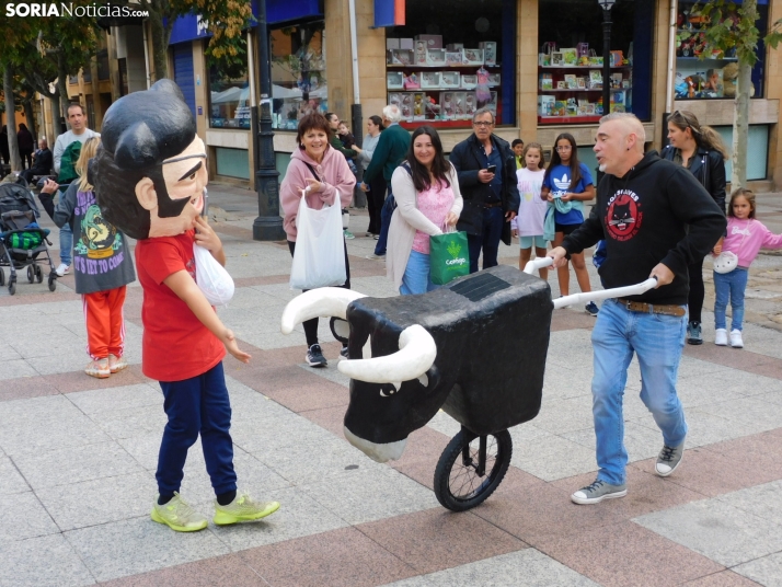 Fotos: Los m&aacute;s peque&ntilde;os celebran las fiestas del Casco Viejo con un pasacalles y cabezudos