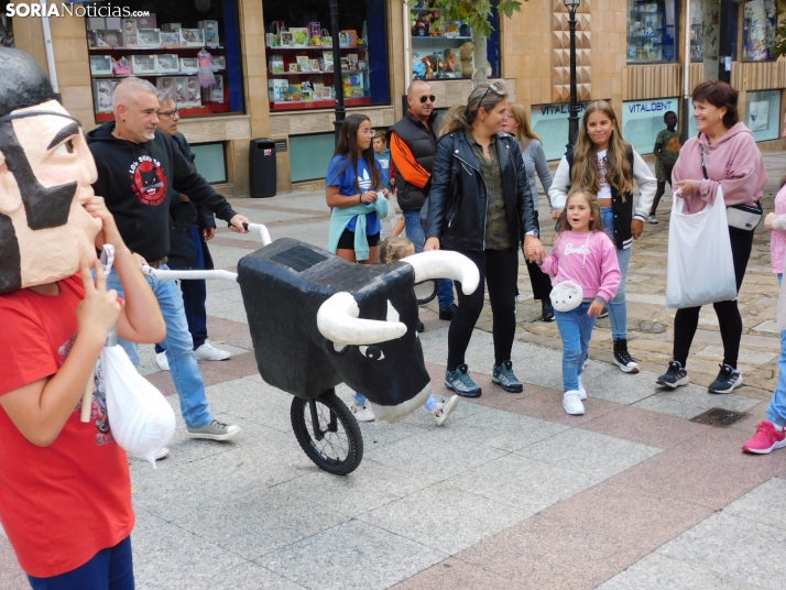 Fotos: Los m&aacute;s peque&ntilde;os celebran las fiestas del Casco Viejo con un pasacalles y cabezudos