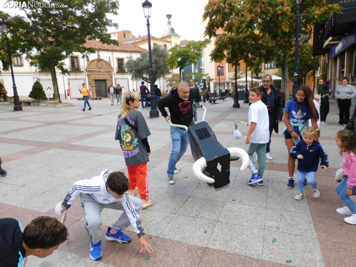 Fotos: Los m&aacute;s peque&ntilde;os celebran las fiestas del Casco Viejo con un pasacalles y cabezudos