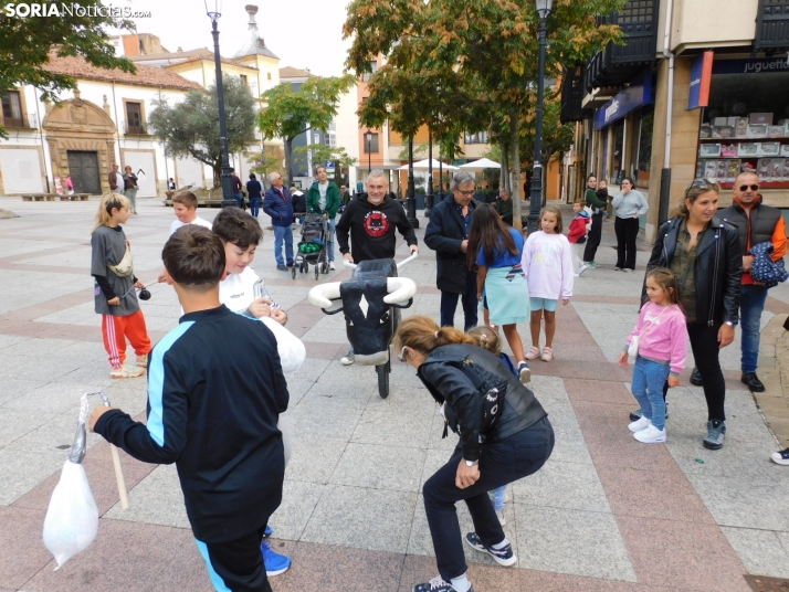 Fotos: Los m&aacute;s peque&ntilde;os celebran las fiestas del Casco Viejo con un pasacalles y cabezudos