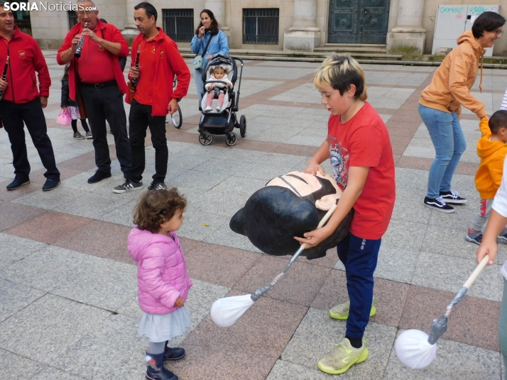 Fotos: Los m&aacute;s peque&ntilde;os celebran las fiestas del Casco Viejo con un pasacalles y cabezudos