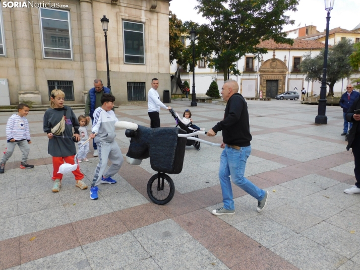 Fotos: Los m&aacute;s peque&ntilde;os celebran las fiestas del Casco Viejo con un pasacalles y cabezudos