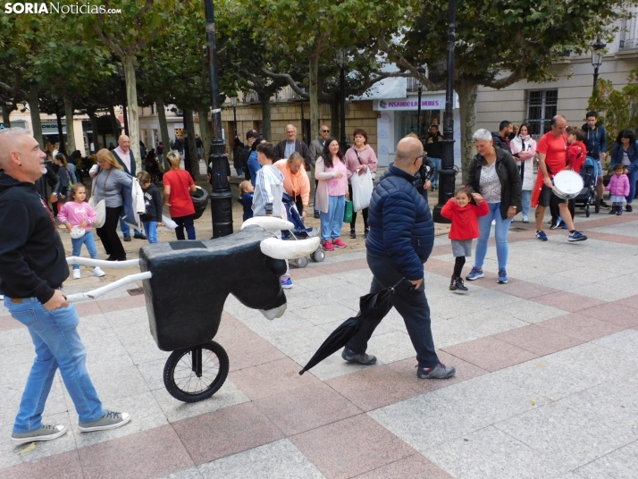 Fotos: Los m&aacute;s peque&ntilde;os celebran las fiestas del Casco Viejo con un pasacalles y cabezudos