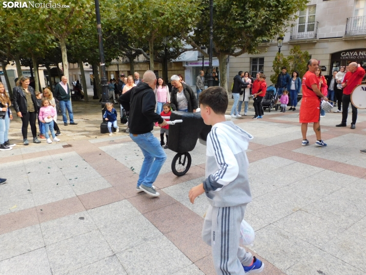 Fotos: Los m&aacute;s peque&ntilde;os celebran las fiestas del Casco Viejo con un pasacalles y cabezudos