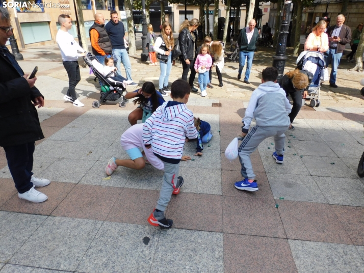 Fotos: Los m&aacute;s peque&ntilde;os celebran las fiestas del Casco Viejo con un pasacalles y cabezudos