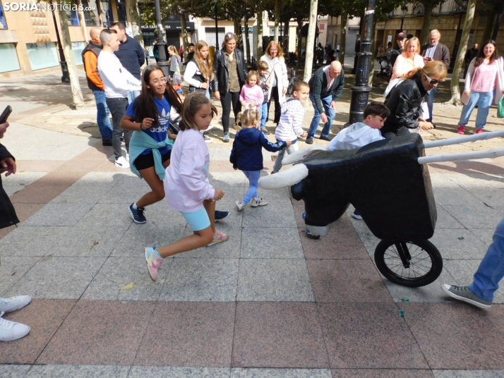 Fotos: Los m&aacute;s peque&ntilde;os celebran las fiestas del Casco Viejo con un pasacalles y cabezudos