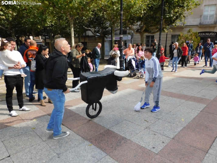 Fotos: Los m&aacute;s peque&ntilde;os celebran las fiestas del Casco Viejo con un pasacalles y cabezudos