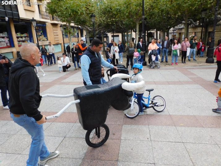 Fotos: Los m&aacute;s peque&ntilde;os celebran las fiestas del Casco Viejo con un pasacalles y cabezudos