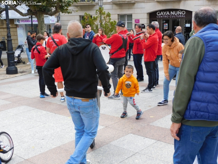 Fotos: Los m&aacute;s peque&ntilde;os celebran las fiestas del Casco Viejo con un pasacalles y cabezudos