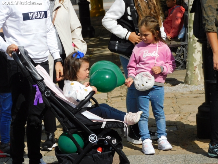 Fotos: Los m&aacute;s peque&ntilde;os celebran las fiestas del Casco Viejo con un pasacalles y cabezudos