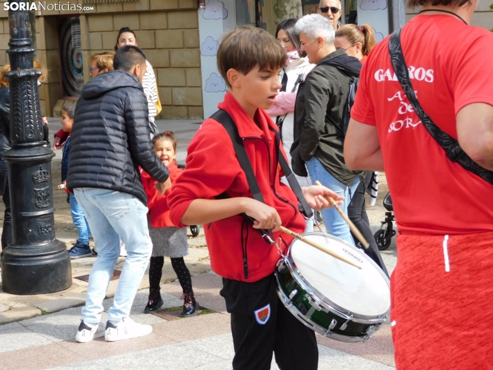 Fotos: Los m&aacute;s peque&ntilde;os celebran las fiestas del Casco Viejo con un pasacalles y cabezudos