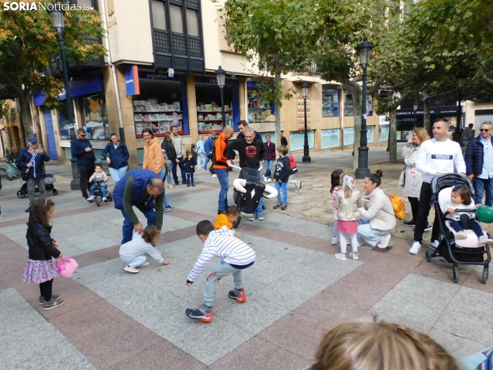 Fotos: Los m&aacute;s peque&ntilde;os celebran las fiestas del Casco Viejo con un pasacalles y cabezudos