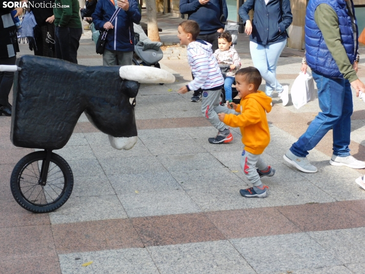 Fotos: Los m&aacute;s peque&ntilde;os celebran las fiestas del Casco Viejo con un pasacalles y cabezudos